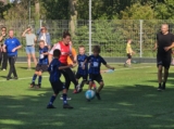 Laatste training S.K.N.W.K. JO8-1 (partijtje tegen de ouders) van maandag 2 juni 2025 (94/123)